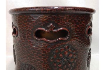 明治期　時代物　上手物　彫刻　鎌倉彫り　菊文　細やかな彫りと透かしのデザインが目を引く火鉢(漆器、木製、丸火鉢、手あぶり)(R-078825)