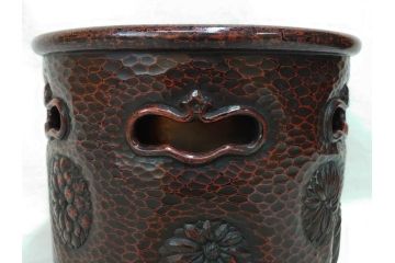 明治期　時代物　上手物　彫刻　鎌倉彫り　菊文　細やかな彫りと透かしのデザインが目を引く火鉢(漆器、木製、丸火鉢、手あぶり)(R-078825)