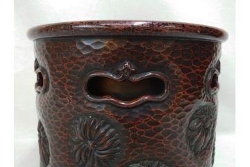 明治期　時代物　上手物　彫刻　鎌倉彫り　菊文　細やかな彫りと透かしのデザインが目を引く火鉢(漆器、木製、丸火鉢、手あぶり)(R-078825)