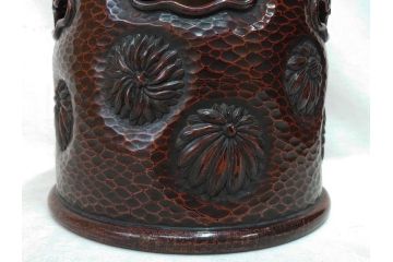 明治期　時代物　上手物　彫刻　鎌倉彫り　菊文　細やかな彫りと透かしのデザインが目を引く火鉢(漆器、木製、丸火鉢、手あぶり)(R-078825)
