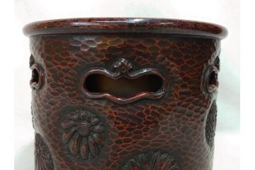 明治期　時代物　上手物　彫刻　鎌倉彫り　菊文　細やかな彫りと透かしのデザインが目を引く火鉢(漆器、木製、丸火鉢、手あぶり)(R-078825)