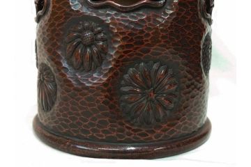 明治期　時代物　上手物　彫刻　鎌倉彫り　菊文　細やかな彫りと透かしのデザインが目を引く火鉢(漆器、木製、丸火鉢、手あぶり)(R-078825)