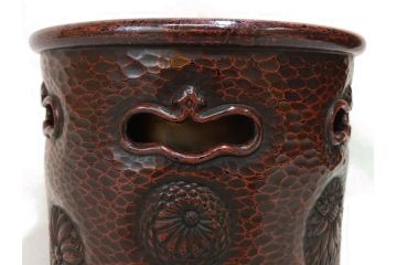 明治期　時代物　上手物　彫刻　鎌倉彫り　菊文　細やかな彫りと透かしのデザインが目を引く火鉢(漆器、木製、丸火鉢、手あぶり)(R-078825)