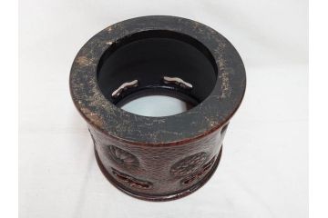 明治期　時代物　上手物　彫刻　鎌倉彫り　菊文　細やかな彫りと透かしのデザインが目を引く火鉢(漆器、木製、丸火鉢、手あぶり)(R-078825)