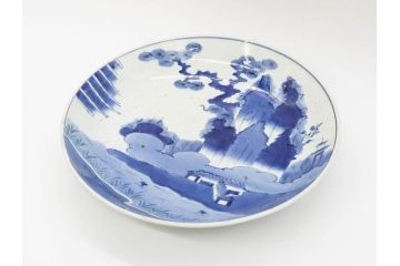 江戸期　大明成化年製　古伊万里　染付　松・山水図　約37cm　1尺2寸　色の濃淡で柔らかな雰囲気を感じる大皿(尺皿、和皿、和食器、一尺二寸)(R-078830)