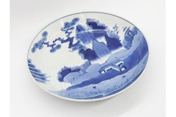 江戸期　大明成化年製　古伊万里　染付　松・山水図　約37cm　1尺2寸　色の濃淡で柔らかな雰囲気を感じる大皿(尺皿、和皿、和食器、一尺二寸)(R-078830)