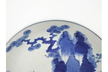 江戸期　大明成化年製　古伊万里　染付　松・山水図　約37cm　1尺2寸　色の濃淡で柔らかな雰囲気を感じる大皿(尺皿、和皿、和食器、一尺二寸)(R-078830)