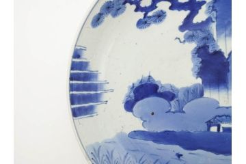 江戸期　大明成化年製　古伊万里　染付　松・山水図　約37cm　1尺2寸　色の濃淡で柔らかな雰囲気を感じる大皿(尺皿、和皿、和食器、一尺二寸)(R-078830)