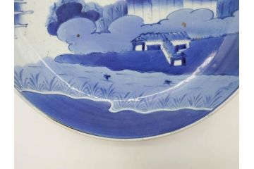 江戸期　大明成化年製　古伊万里　染付　松・山水図　約37cm　1尺2寸　色の濃淡で柔らかな雰囲気を感じる大皿(尺皿、和皿、和食器、一尺二寸)(R-078830)