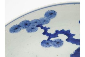 江戸期　大明成化年製　古伊万里　染付　松・山水図　約37cm　1尺2寸　色の濃淡で柔らかな雰囲気を感じる大皿(尺皿、和皿、和食器、一尺二寸)(R-078830)