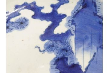 江戸期　大明成化年製　古伊万里　染付　松・山水図　約37cm　1尺2寸　色の濃淡で柔らかな雰囲気を感じる大皿(尺皿、和皿、和食器、一尺二寸)(R-078830)