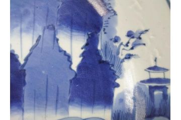 江戸期　大明成化年製　古伊万里　染付　松・山水図　約37cm　1尺2寸　色の濃淡で柔らかな雰囲気を感じる大皿(尺皿、和皿、和食器、一尺二寸)(R-078830)