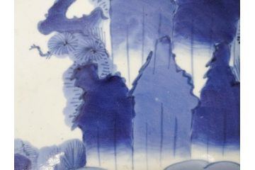 江戸期　大明成化年製　古伊万里　染付　松・山水図　約37cm　1尺2寸　色の濃淡で柔らかな雰囲気を感じる大皿(尺皿、和皿、和食器、一尺二寸)(R-078830)