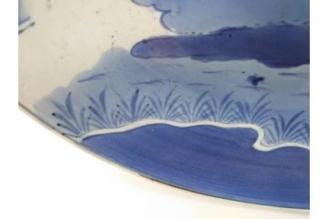 江戸期　大明成化年製　古伊万里　染付　松・山水図　約37cm　1尺2寸　色の濃淡で柔らかな雰囲気を感じる大皿(尺皿、和皿、和食器、一尺二寸)(R-078830)