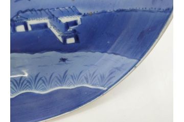 江戸期　大明成化年製　古伊万里　染付　松・山水図　約37cm　1尺2寸　色の濃淡で柔らかな雰囲気を感じる大皿(尺皿、和皿、和食器、一尺二寸)(R-078830)