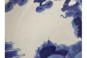 江戸期　大明成化年製　古伊万里　染付　松・山水図　約37cm　1尺2寸　色の濃淡で柔らかな雰囲気を感じる大皿(尺皿、和皿、和食器、一尺二寸)(R-078830)