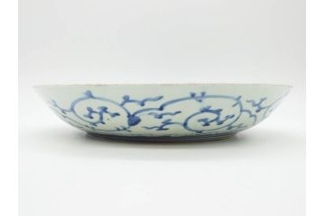 江戸期　大明成化年製　古伊万里　染付　松・山水図　約37cm　1尺2寸　色の濃淡で柔らかな雰囲気を感じる大皿(尺皿、和皿、和食器、一尺二寸)(R-078830)