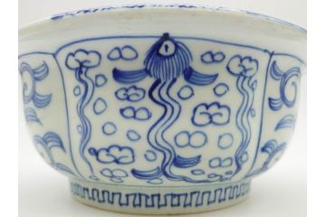 江戸期　古伊万里　染付　山水図　約26cm　8.6寸　器全体に描かれた細やかな色絵が見事な深鉢(大鉢、大皿、深皿、菊、藍草花文、和皿、和食器、八寸六分)(R-078832)