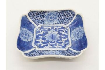時代物　中国古玩　唐物　染付　碧玉珍玩　約14cm　4.5寸　繊細に描かれたデザインに匠の技が光る変形皿5枚セット(古伊万里、なます皿、小皿、菊唐草文、四寸五分、和食器、和皿)(R-078833)