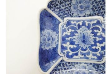 時代物　中国古玩　唐物　染付　碧玉珍玩　約14cm　4.5寸　繊細に描かれたデザインに匠の技が光る変形皿5枚セット(古伊万里、なます皿、小皿、菊唐草文、四寸五分、和食器、和皿)(R-078833)