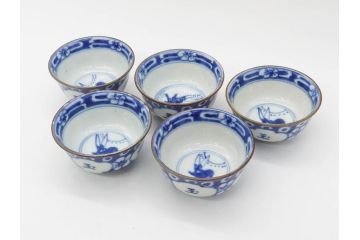 大明成化年製　堆金積玉　染付　兎図　うさぎの跳躍感を感じる可愛らしい湯呑み5客セット(梅、中国?、ウサギ、ぐい呑み、湯呑み、煎茶、湯のみ、和食器)(R-078835)