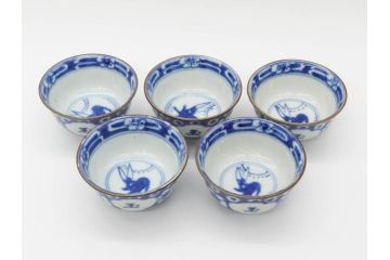 大明成化年製　堆金積玉　染付　兎図　うさぎの跳躍感を感じる可愛らしい湯呑み5客セット(梅、中国?、ウサギ、ぐい呑み、湯呑み、煎茶、湯のみ、和食器)(R-078835)