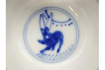 大明成化年製　堆金積玉　染付　兎図　うさぎの跳躍感を感じる可愛らしい湯呑み5客セット(梅、中国?、ウサギ、ぐい呑み、湯呑み、煎茶、湯のみ、和食器)(R-078835)