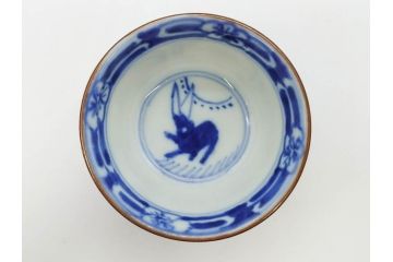 大明成化年製　堆金積玉　染付　兎図　うさぎの跳躍感を感じる可愛らしい湯呑み5客セット(梅、中国?、ウサギ、ぐい呑み、湯呑み、煎茶、湯のみ、和食器)(R-078835)