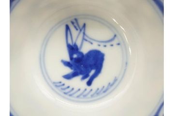 大明成化年製　堆金積玉　染付　兎図　兎のデザインが愛らしく心が和む湯呑み5客セット(梅、中国?、ウサギ、ぐい呑み、湯呑み、煎茶、湯のみ、和食器)(R-078836)