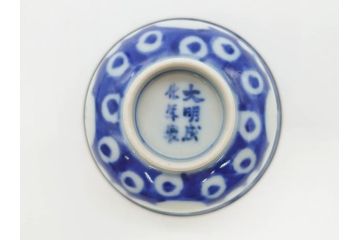 大明成化年製　堆金積玉　染付　兎図　兎のデザインが愛らしく心が和む湯呑み5客セット(梅、中国?、ウサギ、ぐい呑み、湯呑み、煎茶、湯のみ、和食器)(R-078836)