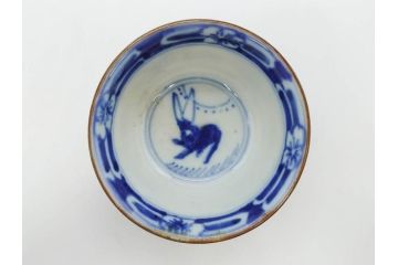 大明成化年製　堆金積玉　染付　兎図　兎のデザインが愛らしく心が和む湯呑み5客セット(梅、中国?、ウサギ、ぐい呑み、湯呑み、煎茶、湯のみ、和食器)(R-078836)
