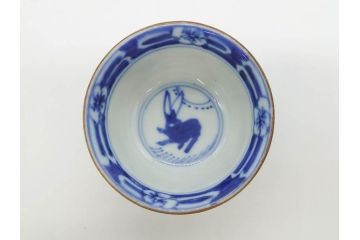 大明成化年製　堆金積玉　染付　兎図　兎のデザインが愛らしく心が和む湯呑み5客セット(梅、中国?、ウサギ、ぐい呑み、湯呑み、煎茶、湯のみ、和食器)(R-078836)