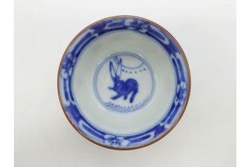 大明成化年製　堆金積玉　染付　兎図　兎のデザインが愛らしく心が和む湯呑み5客セット(梅、中国?、ウサギ、ぐい呑み、湯呑み、煎茶、湯のみ、和食器)(R-078836)