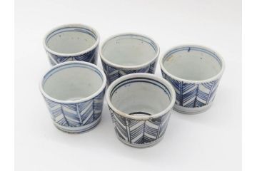 明治期　染付　矢羽根文　幾何学模様　岩波文　素朴なデザインが魅力のお猪口5客セット(蕎麦猪口、酒器、おちょこ、御猪口、湯呑み、湯のみ、和食器)(R-078838)
