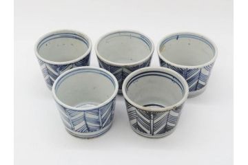 明治期　染付　矢羽根文　幾何学模様　岩波文　素朴なデザインが魅力のお猪口5客セット(蕎麦猪口、酒器、おちょこ、御猪口、湯呑み、湯のみ、和食器)(R-078838)