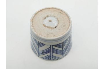 明治期　染付　矢羽根文　幾何学模様　岩波文　素朴なデザインが魅力のお猪口5客セット(蕎麦猪口、酒器、おちょこ、御猪口、湯呑み、湯のみ、和食器)(R-078838)