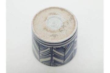明治期　染付　矢羽根文　幾何学模様　岩波文　素朴なデザインが魅力のお猪口5客セット(蕎麦猪口、酒器、おちょこ、御猪口、湯呑み、湯のみ、和食器)(R-078838)