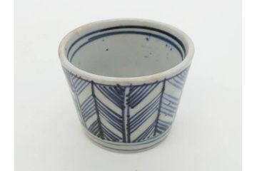 明治期　染付　矢羽根文　幾何学模様　岩波文　素朴なデザインが魅力のお猪口5客セット(蕎麦猪口、酒器、おちょこ、御猪口、湯呑み、湯のみ、和食器)(R-078838)
