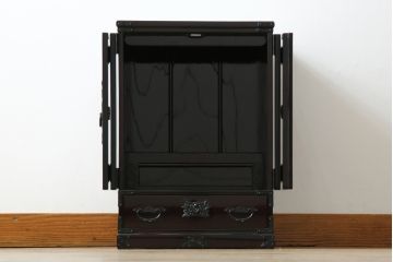 新品　未使用　仙台箪笥　落ち着きのある色味が魅力的な仏壇と仏具のセット(仙台仏壇)(定価約30万円)(R-078841)