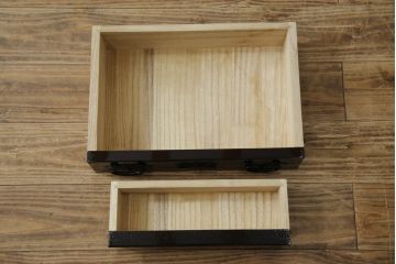 新品　未使用　仙台箪笥　落ち着きのある色味が魅力的な仏壇と仏具のセット(仙台仏壇)(定価約30万円)(R-078841)