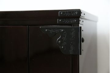 新品　未使用　仙台箪笥　落ち着きのある色味が魅力的な仏壇と仏具のセット(仙台仏壇)(定価約30万円)(R-078841)