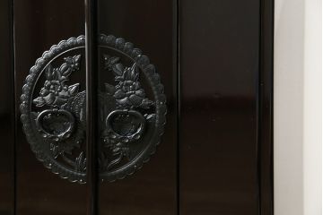 新品　未使用　仙台箪笥　落ち着きのある色味が魅力的な仏壇と仏具のセット(仙台仏壇)(定価約30万円)(R-078841)