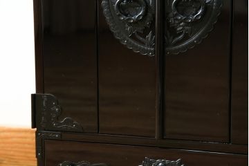 新品　未使用　仙台箪笥　落ち着きのある色味が魅力的な仏壇と仏具のセット(仙台仏壇)(定価約30万円)(R-078841)