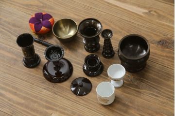 新品　未使用　仙台箪笥　落ち着きのある色味が魅力的な仏壇と仏具のセット(仙台仏壇)(定価約30万円)(R-078841)