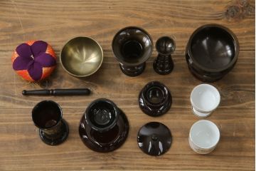 新品　未使用　仙台箪笥　落ち着きのある色味が魅力的な仏壇と仏具のセット(仙台仏壇)(定価約30万円)(R-078841)