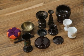 新品　未使用　仙台箪笥　落ち着きのある色味が魅力的な仏壇と仏具のセット(仙台仏壇)(定価約30万円)(R-078841)