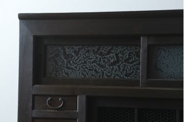 和製アンティーク　前面欅(ケヤキ)材　赤松材　変わりデザインの北陸水屋箪笥(キャビネット、食器棚、収納棚、戸棚、重ね箪笥、上下バラ売り可能)(R-078850)