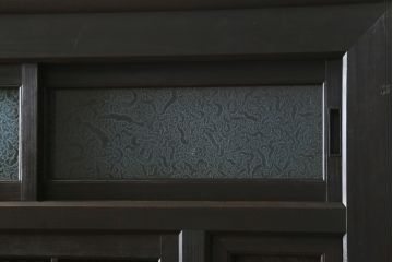 和製アンティーク　前面欅(ケヤキ)材　赤松材　変わりデザインの北陸水屋箪笥(キャビネット、食器棚、収納棚、戸棚、重ね箪笥、上下バラ売り可能)(R-078850)