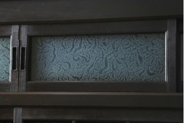 和製アンティーク　前面欅(ケヤキ)材　赤松材　変わりデザインの北陸水屋箪笥(キャビネット、食器棚、収納棚、戸棚、重ね箪笥、上下バラ売り可能)(R-078850)