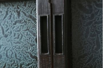 和製アンティーク　前面欅(ケヤキ)材　赤松材　変わりデザインの北陸水屋箪笥(キャビネット、食器棚、収納棚、戸棚、重ね箪笥、上下バラ売り可能)(R-078850)